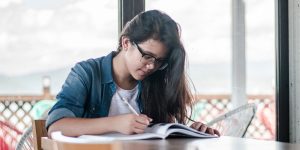 Persona desmotivada que se plantea abandonar un curso del SEPE