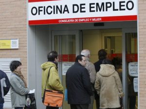 Cola de espera en una oficina de empleo para un curso del SEPE
