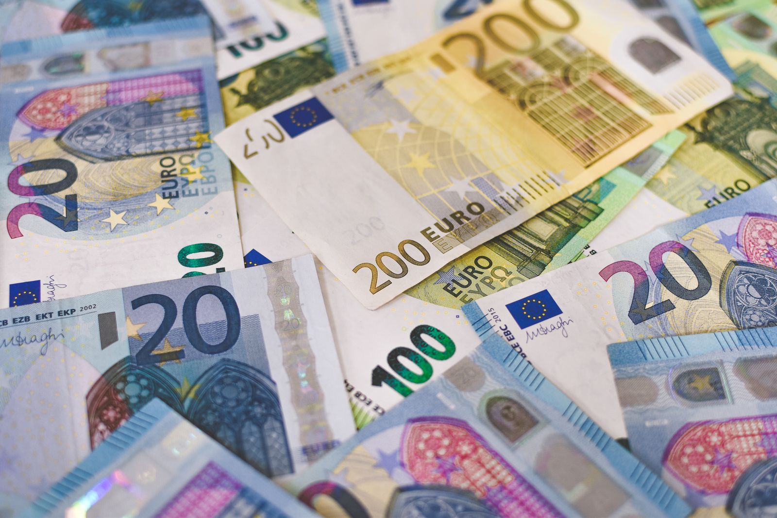 Billetes de euro que representan las becas y ayudas del SEPE