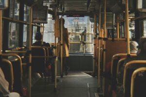 Cursos en inem 9 Pasajeros en el interior de un autobús urbano