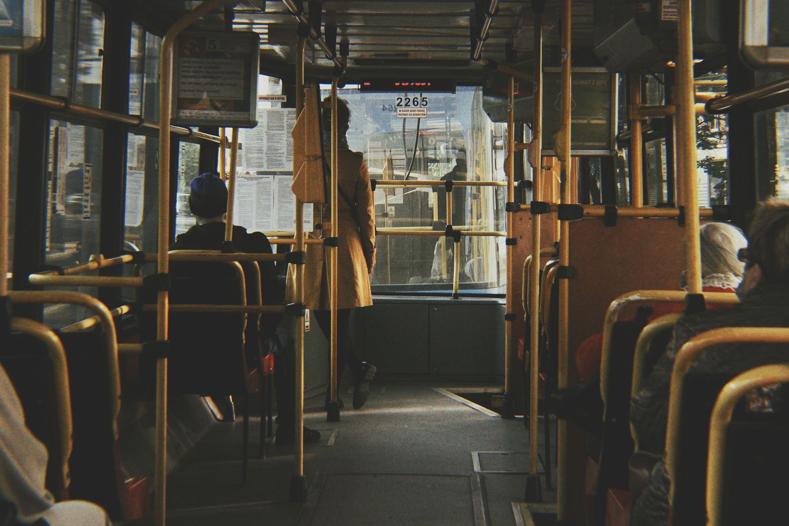 Pasajeros en el interior de un autobús urbano