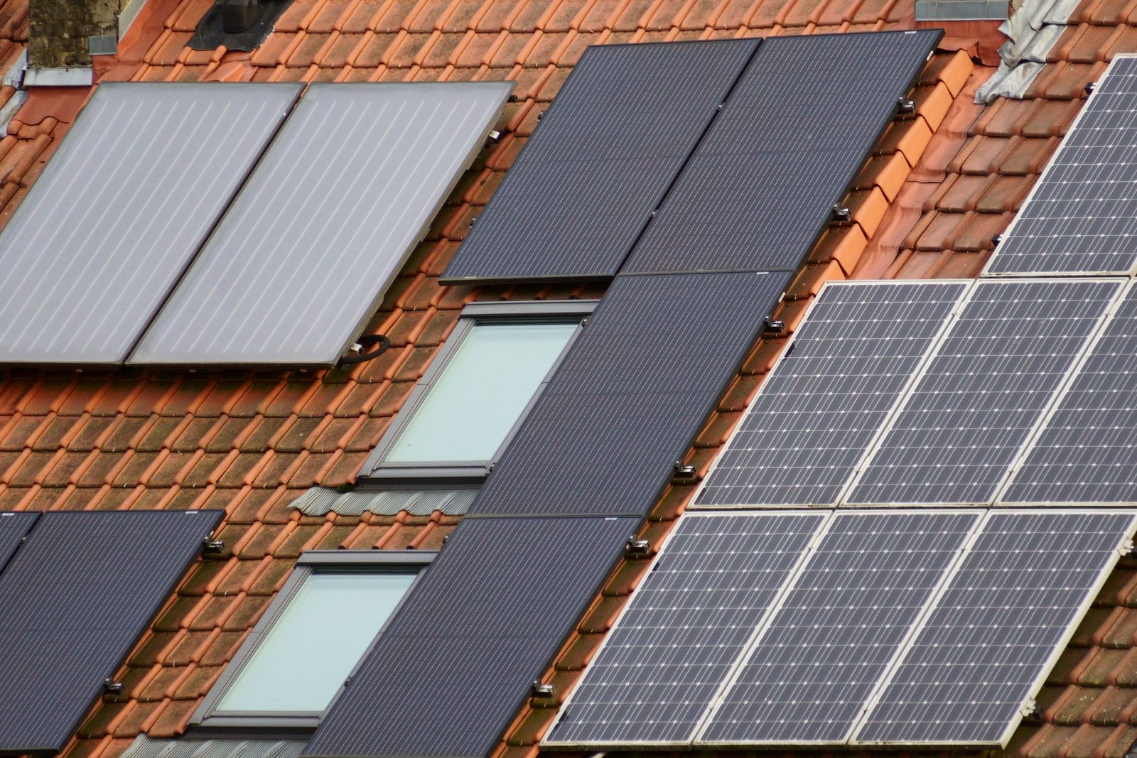 Placas solares fotovoltaicas y térmicas en un tejado